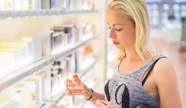 Ragazza che prova un profumo su una striscia di carta