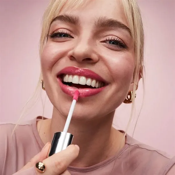Błyszczyk-serum z peptydami Makeup + Care Cherry Glow 7 ml AVON – zdjęcie 5