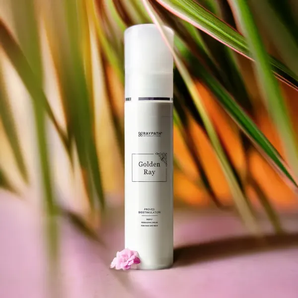 Butelka kremu Golden Ray Raypath 50 ml wśród zielonych liści