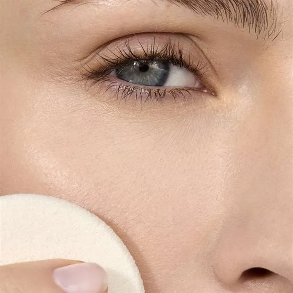 Kremowo-pudrowy podkład w kompakcie Ultra Colour 310N Medium Beige 10 g AVON – zdjęcie 3