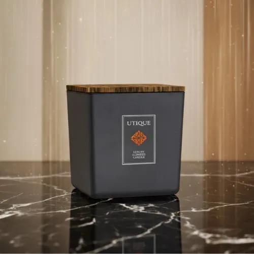 Luksusowa świeca zapachowa Ambre Royal 435 g UTIQUE FM WORLD – zdjęcie aranżacyjne