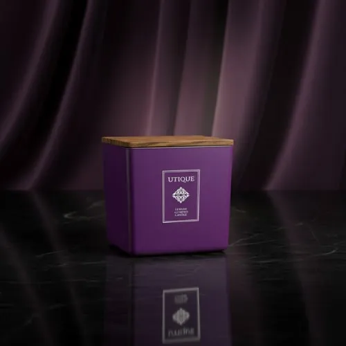 Luksusowa świeca zapachowa Violet Oud 180 g UTIQUE FM WORLD – zdjęcie aranżacyjne