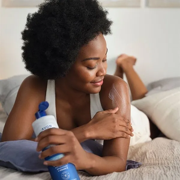 Nawilżający balsam do ciała z mleczkiem migdałowym Avon Care 400 ml – zdjęcie 2