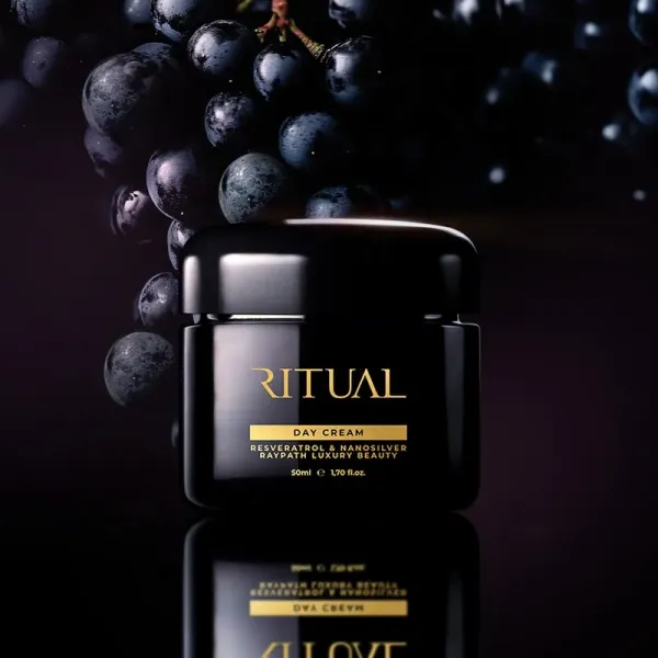 Ritual Day Cream Raypath 50 ml na ciemnym tle z winogronami