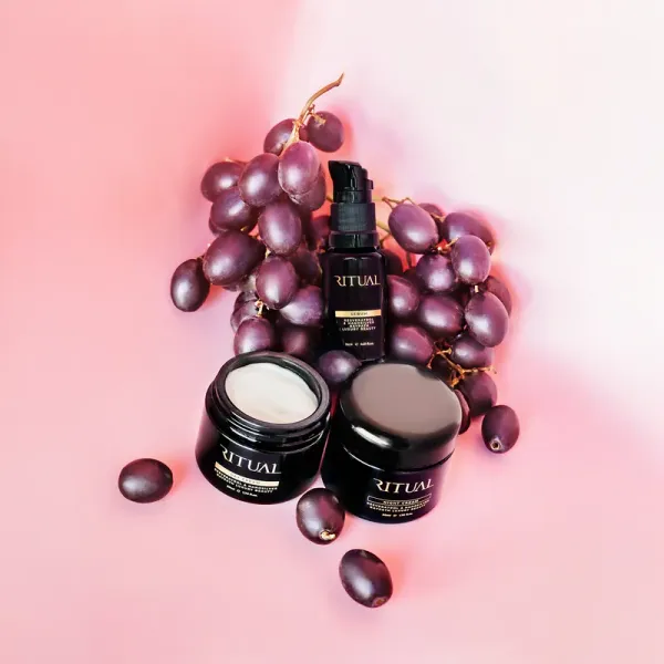 Ritual Day Cream z kremem Night i serum Ritual Raypath na różowym tle
