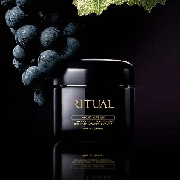 Ritual Night Cream Raypath 50 ml na ciemnym tle z winogronami