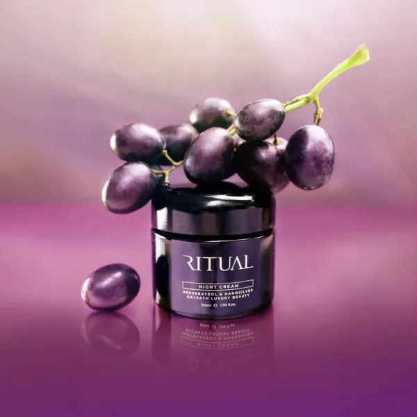 Ritual Night Cream Raypath 50 ml na różowym tle z winogronami