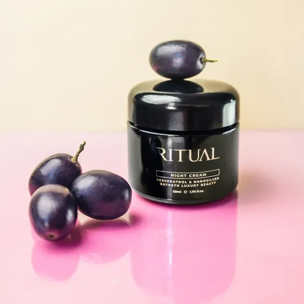 Ritual Night Cream Raypath 50 ml z winogronami na różowym tle