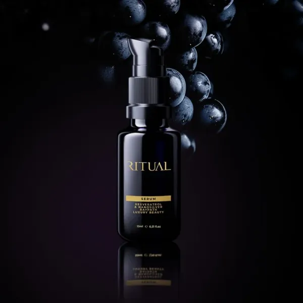 Ritual Serum Raypath 15 ml na ciemnym tle z winogronami