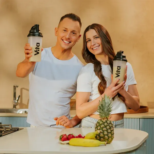 Kobieta i mężczyzna trzymający shakery Vita