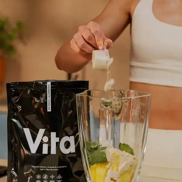 Wsypywanie VITA SHAKE ananas do blendera