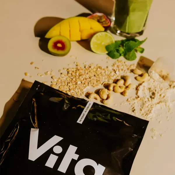 VITA SHAKE ananas obok składników koktajlu