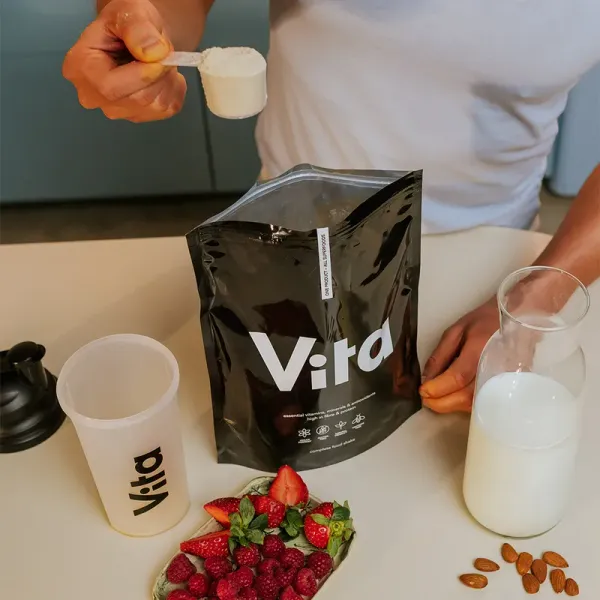 Odmierzanie VITA SHAKE truskawka i malina do shakera