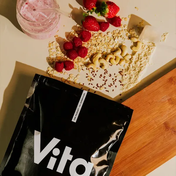 VITA SHAKE truskawka i malina obok owoców i składników koktajlu