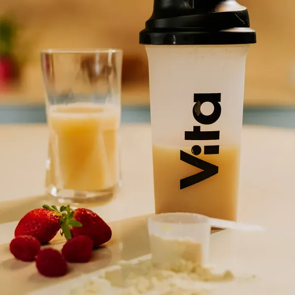 Shaker Vita z napojem oraz truskawkami i malinami