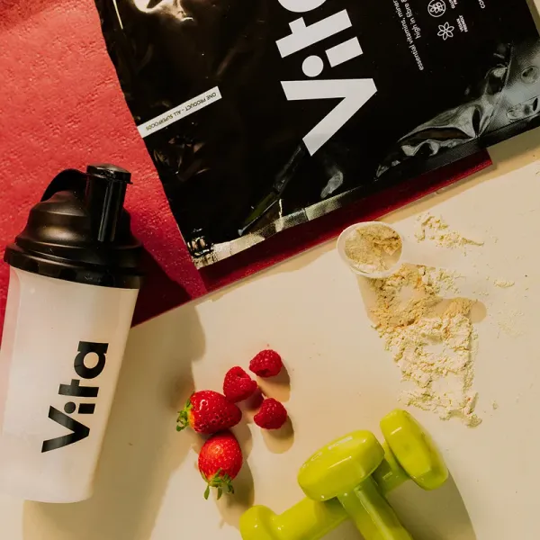 VITA SHAKE truskawka i malina z shakerem i hantlami
