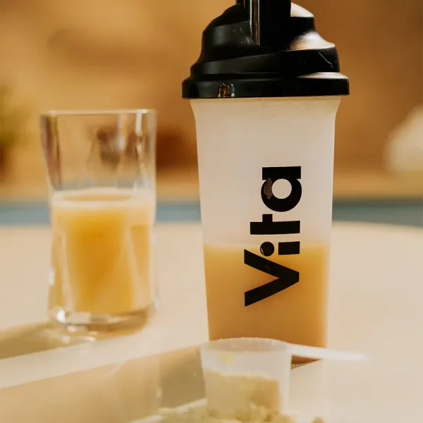 Vita Shaker Raypath z przygotowanym napojem i miarką produktu w proszku